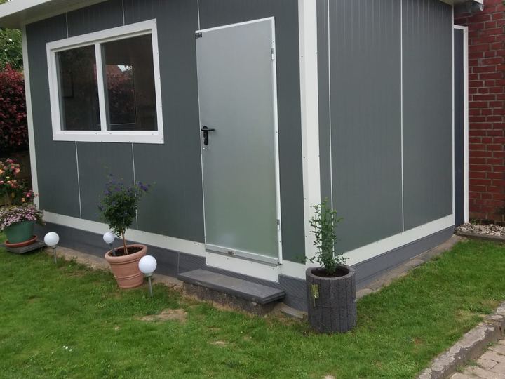 Von Frigano realisierter Bürocontainer aus Isolierpaneelen in Grau mit Fenster und Tür