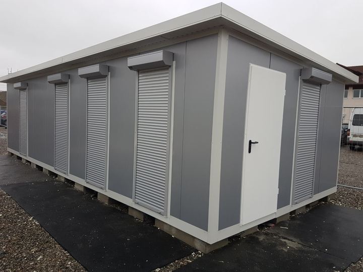 Von Frigano realisierter Container aus Isolierpaneelen mit Rollläden