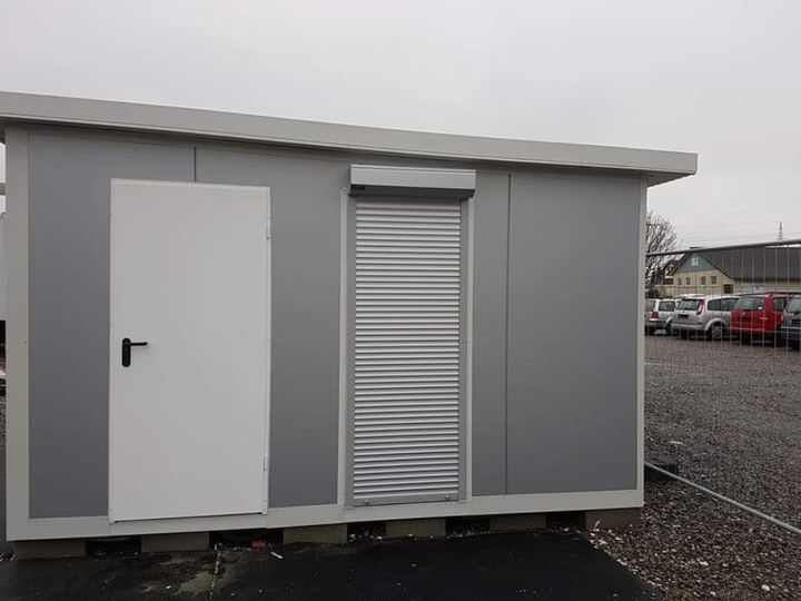 Von Frigano realisierter kleiner Container aus Isolierpaneelen mit Tür und Rollladen