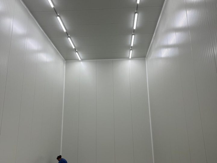 Fertiger Kühlhaus-Innenraum aus weißen Paneelen mit LED-Beleuchtung