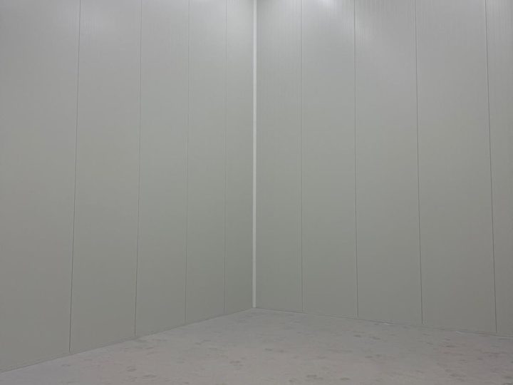 Weiße Kühlhaus-Wandpaneele im fertigen Innenraum