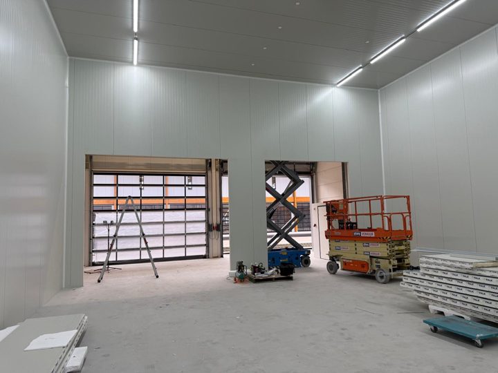 Kühlhaus mit Rolltor und Hubarbeitsbühnen kurz vor der Fertigstellung